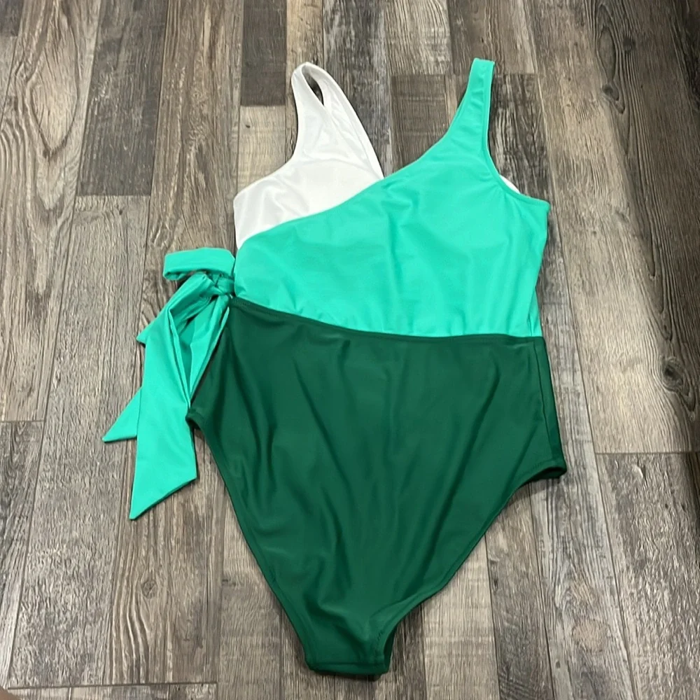 One piece bathing suit - Picture 2 of 2